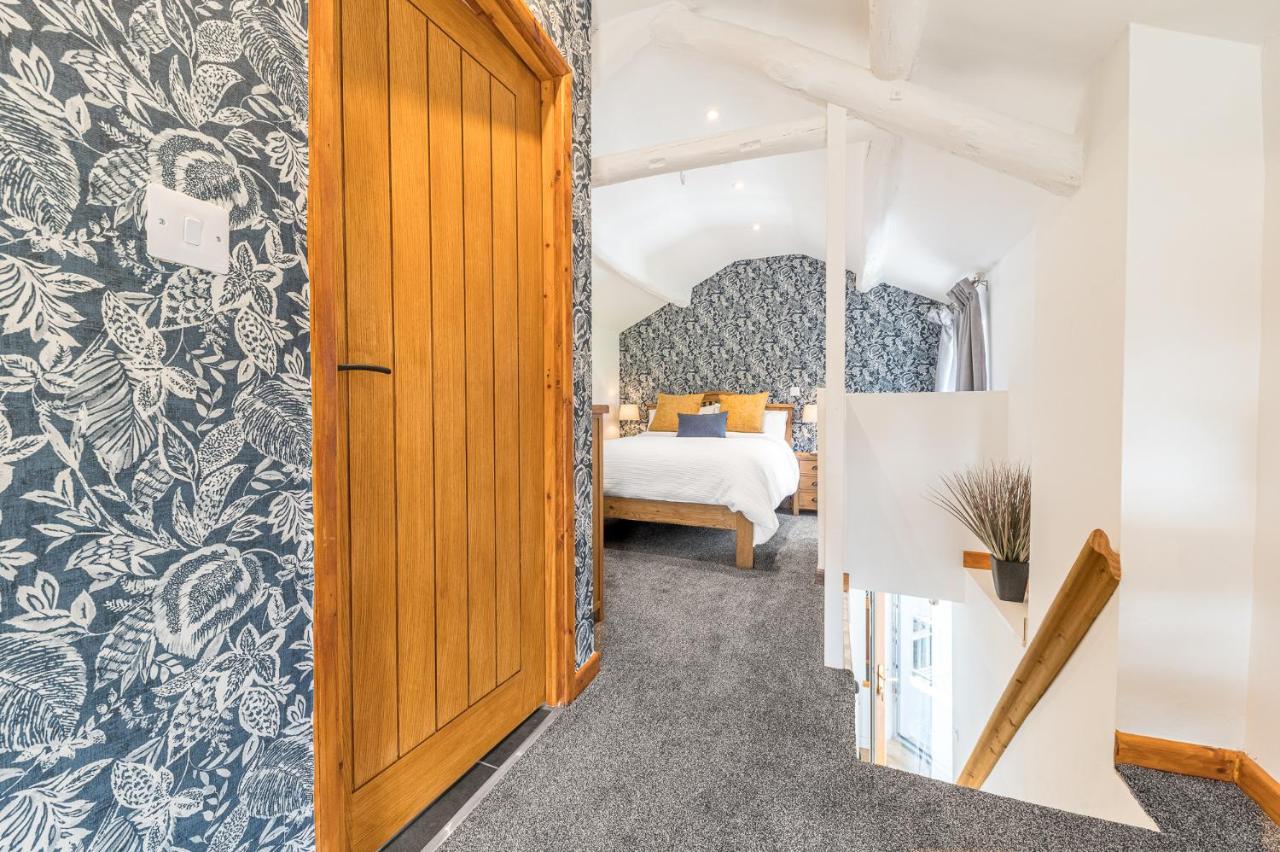 The Black Dog Apartment Dalton in Furness Bagian luar foto